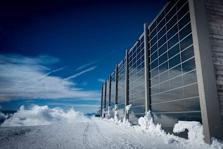 El edificio de uno de los telesillas con placas solares