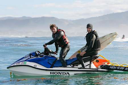 Los surfistas profesionales, Brad Gerlach (izquierda) y Mike Parsons, en un momento de relax en Ghost Tree.