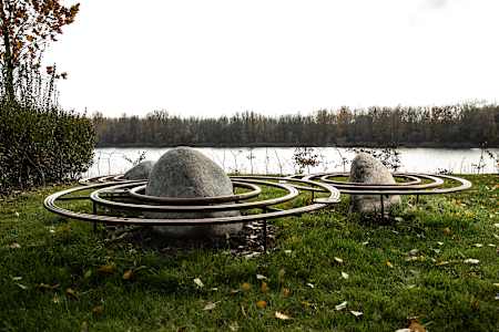 Autorom inštalácie „Kruhy“ je sochár Filip Šicko