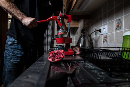 Odšťavňovač na granatová jablka jede naplno