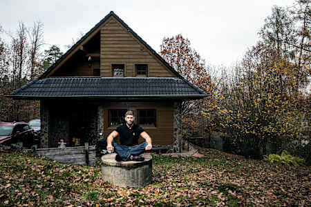 Meditace před domem