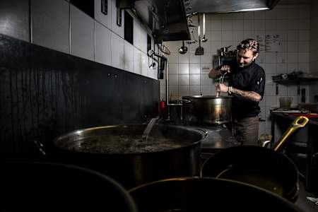 Sous chef Tomáš Kuban v kuchyni.