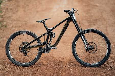 Wilson won the first 2021 Snowshoe round on the Trek Session