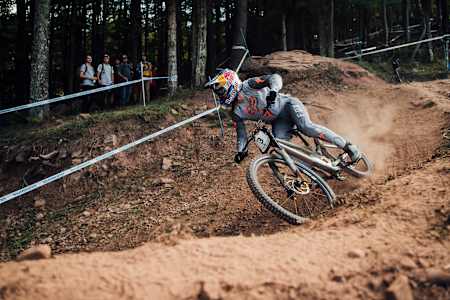 Loic Bruni en la Copa del Mundo UCI DH en Snowshoe, EE. UU., El 18 de septiembre de 2021.