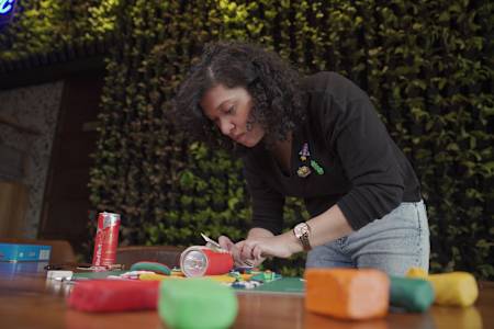 क्ले इलस्ट्रेशन पर काम करती रुतुजा