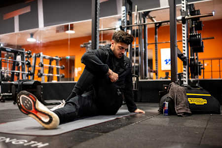 Romain Ntamack s'étire lors d'un entrainement.