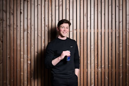 "Jens" heißt eigentlich Christian und ist Moderator und LOL-Veteran, der junge Fans auf TikTok mit spannenden Hintergrundgeschichten aus der Welt des Gamings begeistert.