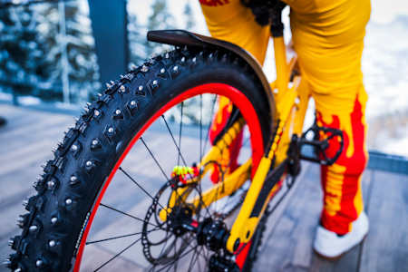 Die Spikes sorgen für noch mehr Grip auf Schnee und Eis.