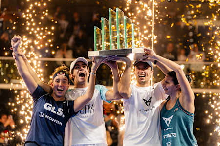 Ale Galán, Bea González y Juan Lebrón levantando un trofeo en un gran torneo de pádel. 