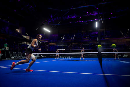 Premier Padel Spieler beim Wettkampf auf dem Platz
