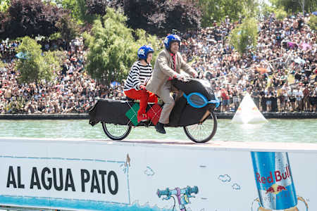 El carro de 31 Minutos compuesto por Jorge Madariaga y Alejandra Escobar manejando el Calcetín con Rombos Bike.