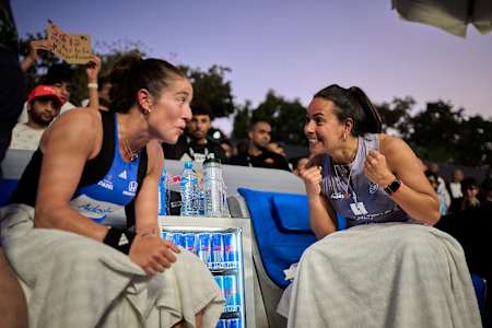 Marta Ortega Gallego y Sofía Araújo celebran la victoria del NewGiza Premier Padel P2 en New Giza, Egipto, el 26 de octubre de 2024.