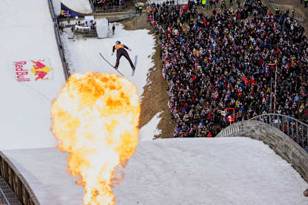 Andreas Wellinger springt beim Red Bull Target Jumping in Zakopane, Polen, im April 2025. 