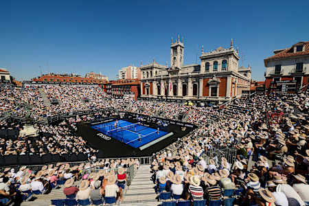 A packed stadium in Valladolid, Spain, cheers on the semi finals action at the Oysho Valladolid Premier Padel P2 2025, capturing Red Bull’s vibrant energy and the city’s historic backdrop