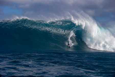 Кай Лені виступає на фестивалі Jaws у Мауї, Гаваї, 1 грудня 2020 року. 