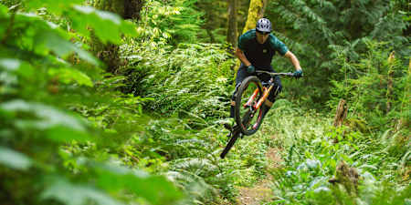 Bryn Atkinson bei einem Jump zwischen Farnen bei „Sound of Speed".