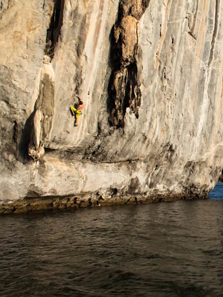 James Pearson escalade une paroi au-dessus de l'eau makes au Double Barrel dans les Philippines.