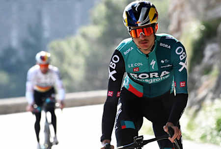 Anton Palzer trains in Spain in 2021.