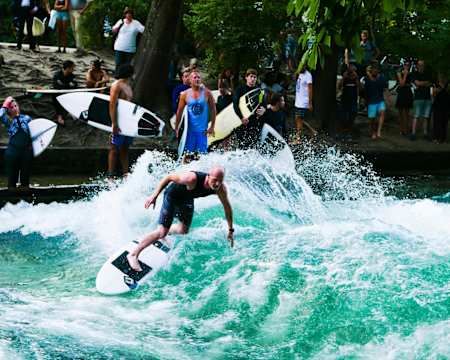 La célèbre vague du spot de surf de rivière d’Eisbach à Munisch en Europe, se trouve juste à côté du musée d’art Haus Der Kunst.