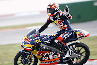 Marc Marquez salue le public lors de sa première victoire aux Championnat du Monde 125cc, sur le circuit du Mugello, Italie, en 2010.