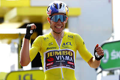 Wout Van Aert celebra en la línea de meta como ganador de la Etapa 4 durante el Tour de Francia 2022 en Calais, Francia. 