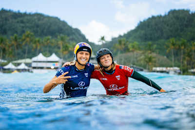 Caitlin Simmers und Molly Picklum nach ihrem ersten und zweiten Platz bei den 2024 Lexus Pipe Pro.