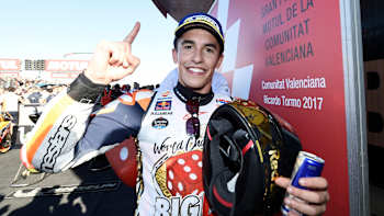 Le champion du monde de MotoGP 2017 Marc Márquez après le Grand Prix de Valence en Espagne.