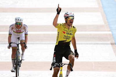 Wout van Aert festeggia la vittoria tagliando il traguardo davanti a Tadej Pogacar durante la 123a Parigi-Roubaix Hauts-de-France 2026.