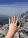 美しい山岳風景の中で輝く婚約指輪。これぞまさに “インスタ映え”