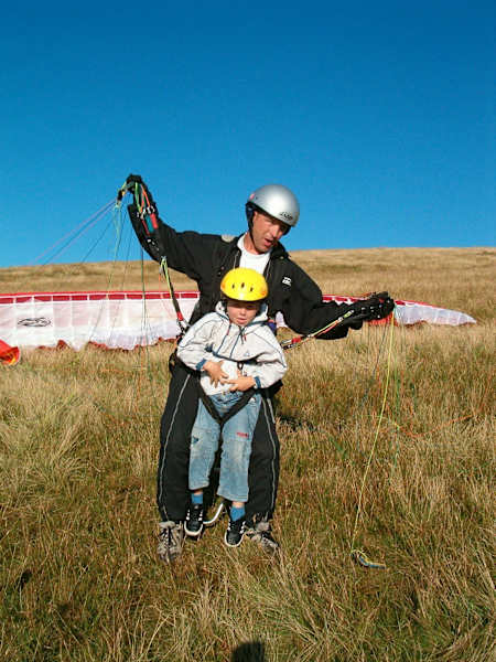 Ein Foto vom jungen Jack Pimblett beim Paragliding mit seinem Vater.