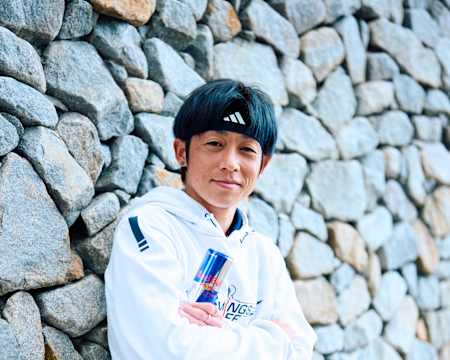 Wings for Life World Run-Rekordhalter Jo Fukuda aus Japan hält eine Dose Red Bull.