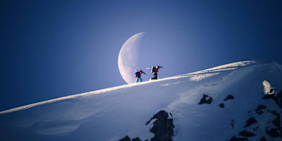 Michelle Parker y Eric Hjorleifson caminan por una montaña durante la filmación de Ruin and Roses.