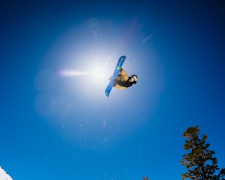 Im Jahr 2023 fährt Hiroto Ogiwara bei der Red Bull Snow Team Session in Mammoth Lakes vor einer unberührten Bergkulisse Snowboard.