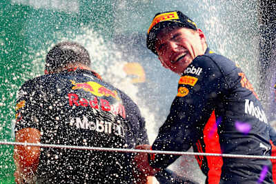 Le pilote F1 néerlandais Max Verstappen (Red Bull Racing) célèbre sa victoire sur le podium du Grand Prix de Formule 1 du Mexique sur Autodromo Hermanos Rodriguez en 2017.