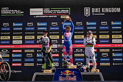 Tahnee Seagrave, Nina Hoffmann und Valentina Höll feiern auf dem Podium beim UCI Mountain Bike World Cup 2025 in Lenzerheide, Schweiz.
