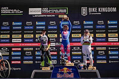 Tahnee Seagrave, Nina Hoffmann e Valentina Höll festeggiano sul podio della UCI Mountain Bike World Cup 2025 a Lenzerheide, in Svizzera. 