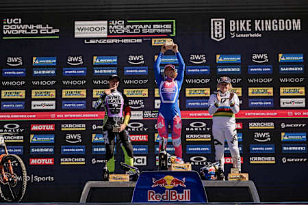 Tahnee Seagrave, Nina Hoffmann y Valentina Höll lo celebran en el podio de la UCI Mountain Bike World Cup 2025 en Lenzerheide, Suiza.