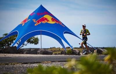 Sebastian Kienle corriendo junto a la Energy Station.