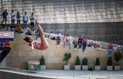 Jaki Valente em ação na final do Red Bull Cliff Diving em Bilbao, Espanha