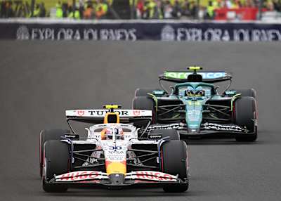 Liam Lawson devant Fernando Alonso lors des essais libres du Grand Prix britannique de F1 2025.