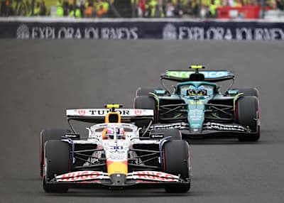 Liam Lawson przed Fernando Alonso na Silverstone