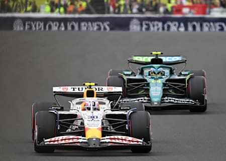 Liam Lawson por delante de Fernando Alonso en los entrenamientos libres del Gran Premio de Gran Bretaña de F1 de 2025.