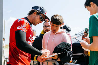 Griffin Colapinto signing autographs at the MEO Rip Curl Pro Portugal