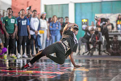 Tobest shows his footworkt skills