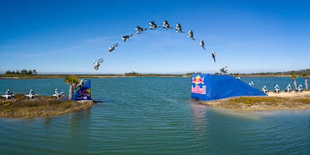 Tyler Bereman saute en motocross freeride lors du tournage du projet Island Hopper.