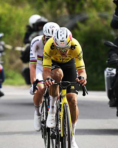 Tadej Pogacar e Wout van Aert pedalano insieme durante la gara Elite maschile del 12 aprile 2026 a Roubaix, Francia.