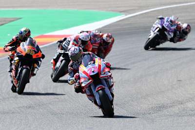 Enea Bastianini leads KTM's Brad Binder in Aragón during the early phase of the Grand Prix.