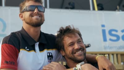 Surfprofi Leon Glatzer blickt mit Sportpsychologe Martin Walz am Sport Punta Roca in El Salvador aufs Meer.