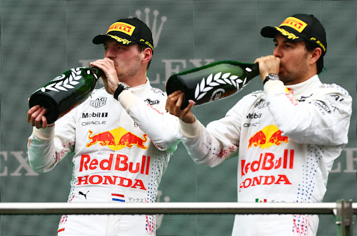 Max Verstappen comemorando o P2 e Sergio Perez o P3 no GP da Turquia