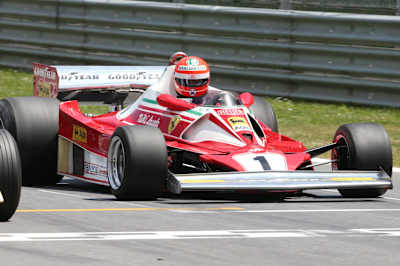 Bolid F1 z lat 70. - widoczna różnica w wielkości kół i opon w przednich i tylnich kołach